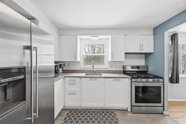 120 Knoll Dr, Penn Hills, PA 15147