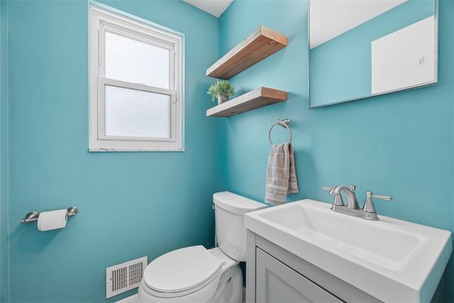 120 Knoll Dr, Penn Hills, PA 15147