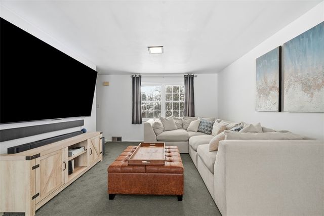 120 Knoll Dr, Penn Hills, PA 15147