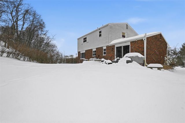 120 Knoll Dr, Penn Hills, PA 15147