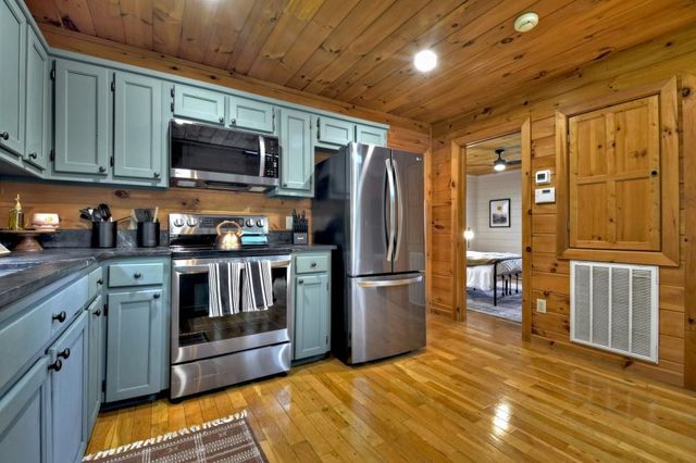 384 Mountain Highlands Court, Blue Ridge, GA 30513