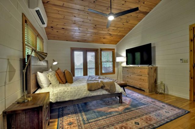 384 Mountain Highlands Court, Blue Ridge, GA 30513