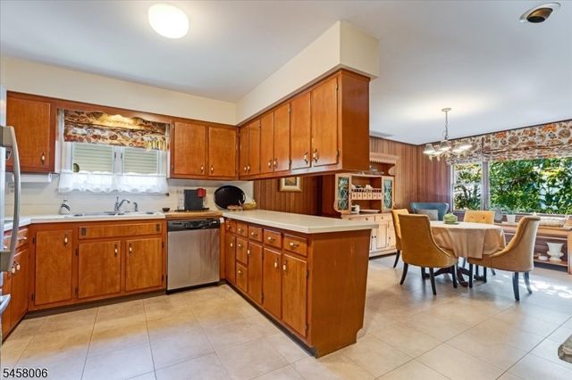 18 Tree Top Dr, Springfield Twp., NJ 07081