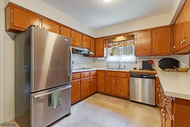 18 Tree Top Dr, Springfield Twp., NJ 07081
