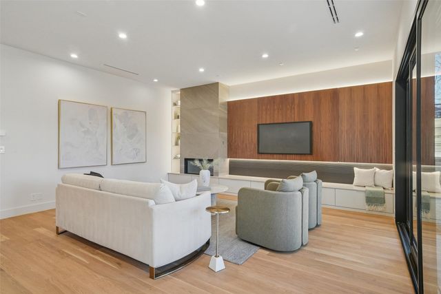 8650 San Fernando Way, Dallas, TX 75218