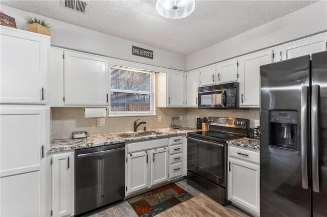 6125 NE Moonstone Court, Lee's Summit, MO 64064