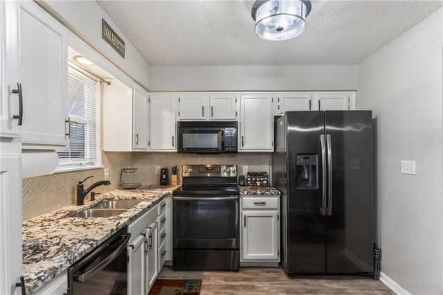 6125 NE Moonstone Court, Lee's Summit, MO 64064