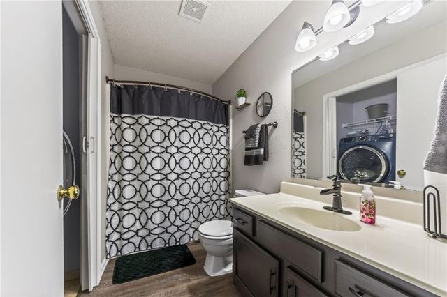 6125 NE Moonstone Court, Lee's Summit, MO 64064