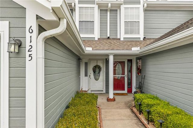 6125 NE Moonstone Court, Lee's Summit, MO 64064