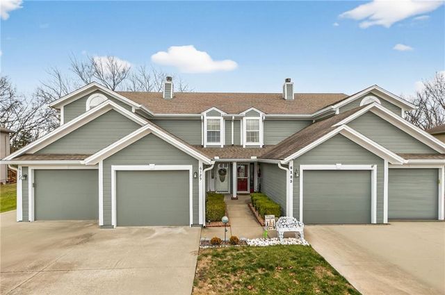 6125 NE Moonstone Court, Lee's Summit, MO 64064