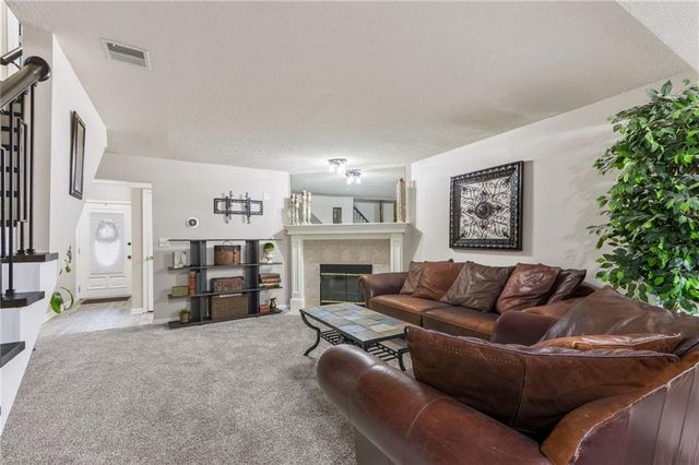 6125 NE Moonstone Court, Lee's Summit, MO 64064