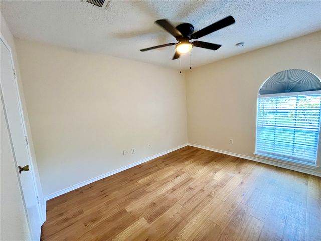 5701 Willow Elm Drive, Arlington, TX 76017