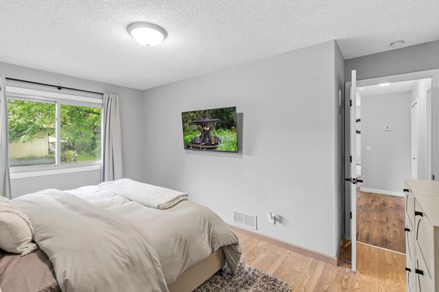 919 Greenhaven Drive, Vadnais Heights, MN 55127