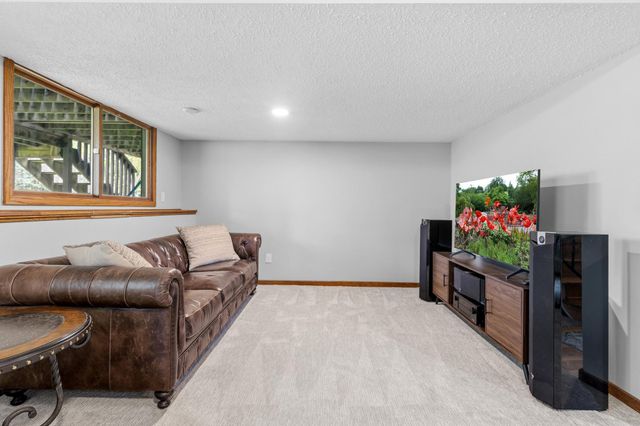 919 Greenhaven Drive, Vadnais Heights, MN 55127