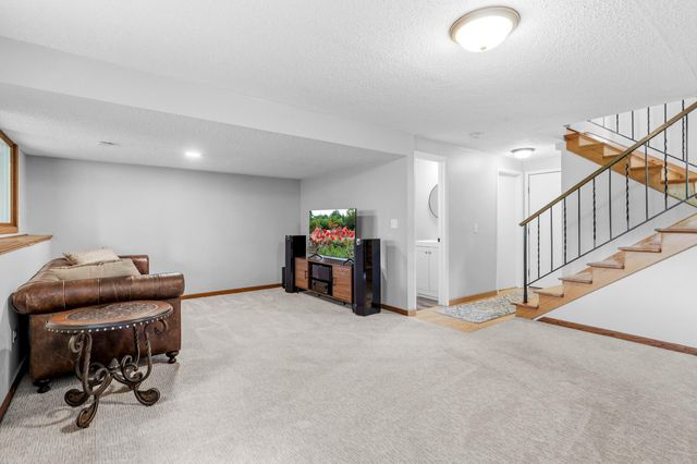919 Greenhaven Drive, Vadnais Heights, MN 55127