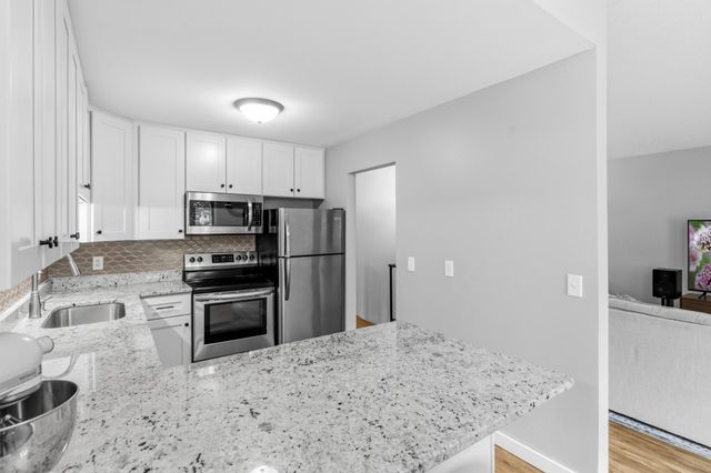 919 Greenhaven Drive, Vadnais Heights, MN 55127