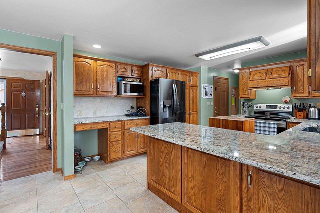 1367 WHIRTHINGTON COURT, Suamico, WI 54173