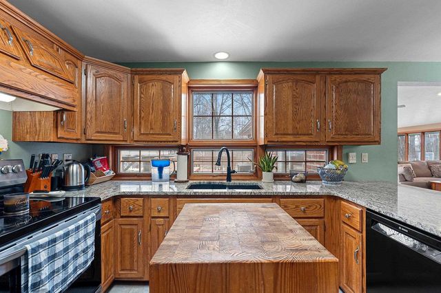 1367 WHIRTHINGTON COURT, Suamico, WI 54173