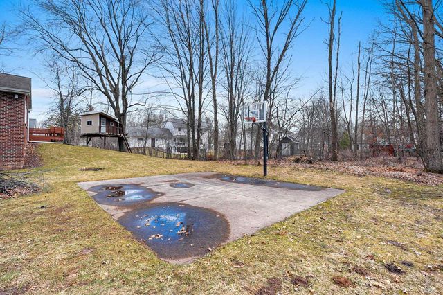 1367 WHIRTHINGTON COURT, Suamico, WI 54173
