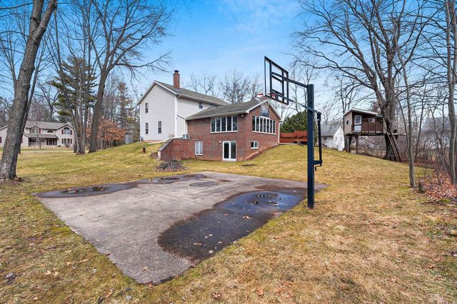 1367 WHIRTHINGTON COURT, Suamico, WI 54173