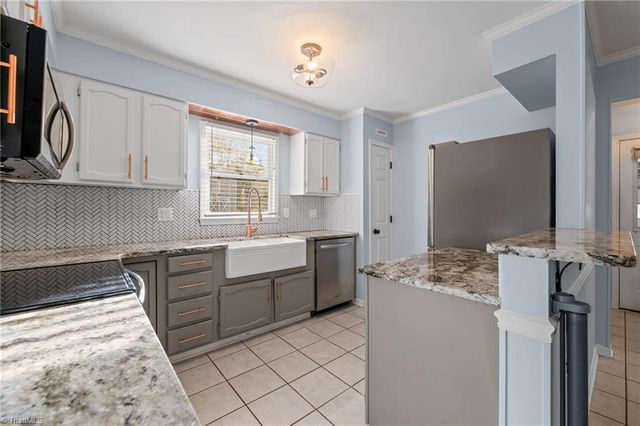 1100 Century Park Avenue, Kernersville, NC 27284