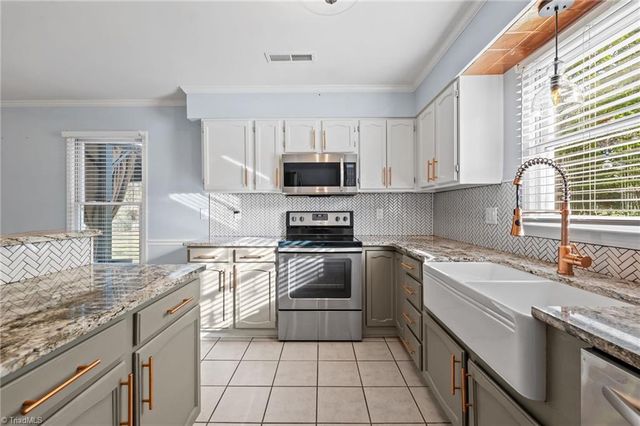 1100 Century Park Avenue, Kernersville, NC 27284