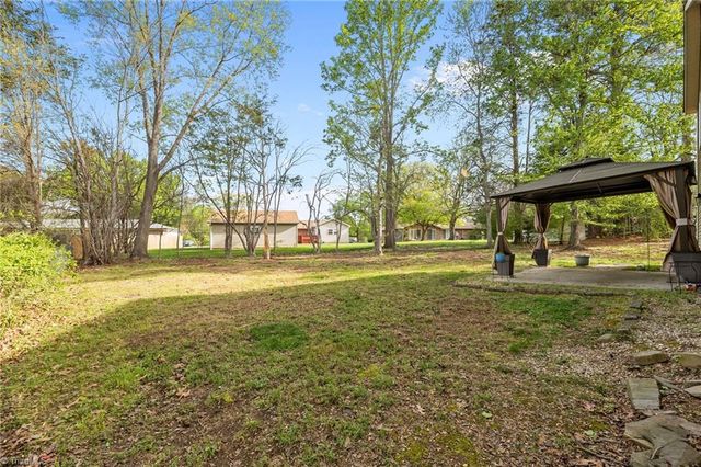 1100 Century Park Avenue, Kernersville, NC 27284