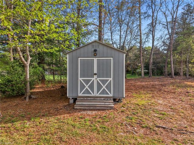 1100 Century Park Avenue, Kernersville, NC 27284