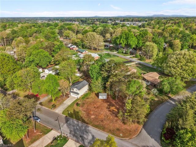 1100 Century Park Avenue, Kernersville, NC 27284