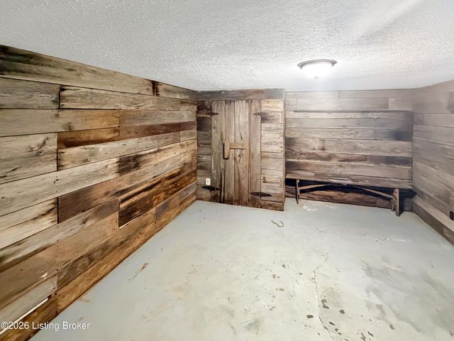 8319 Arnoldtown Rd, Louisville, KY 40214