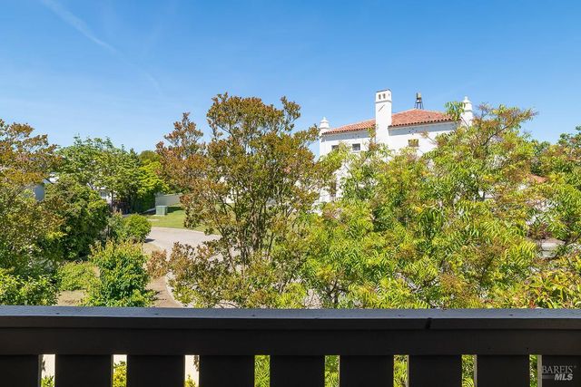 23 Greenham Ct, Novato, CA 94949