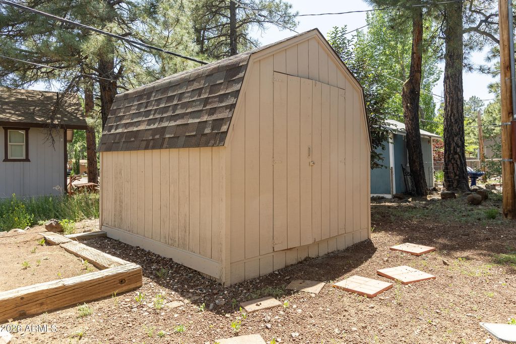 Image 24 of property listing at 255 E OAK Drive, Munds Park, AZ 86017