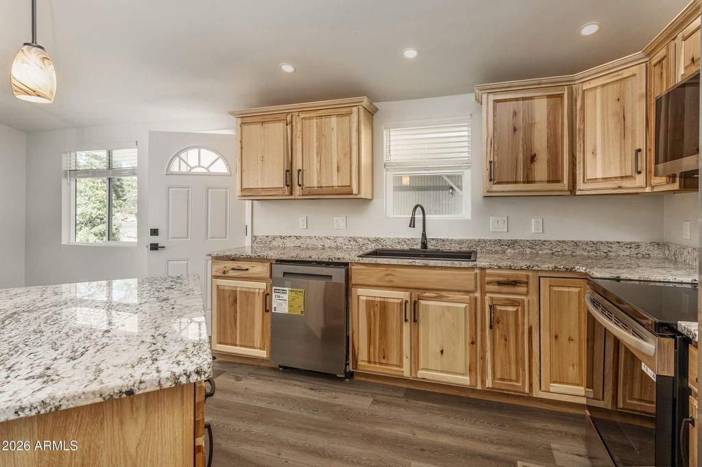 Image 8 of property listing at 255 E OAK Drive, Munds Park, AZ 86017