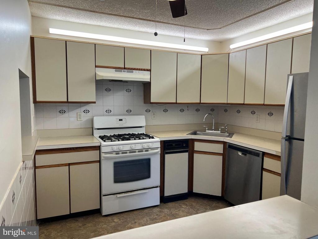 19 MENDREY CT, Lawrence, NJ 08648