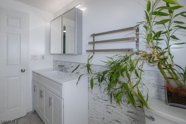 907 Bond St, Elizabeth City, NJ 07201