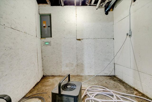 720 Pleasant View Drive, Des Moines, IA 50315