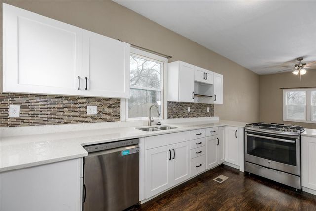 720 Pleasant View Drive, Des Moines, IA 50315