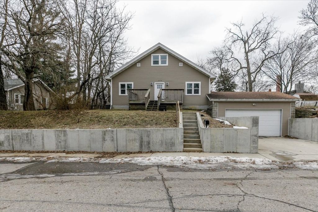 720 Pleasant View Drive, Des Moines, IA 50315