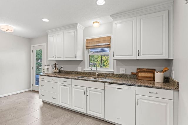 10 Woodlawn Avenue, Excelsior, MN 55331