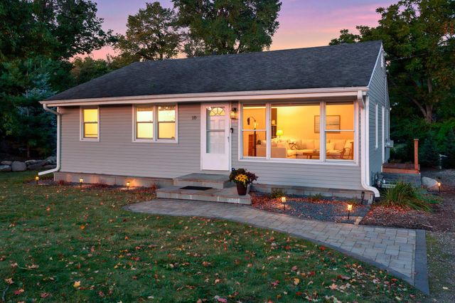 10 Woodlawn Avenue, Excelsior, MN 55331