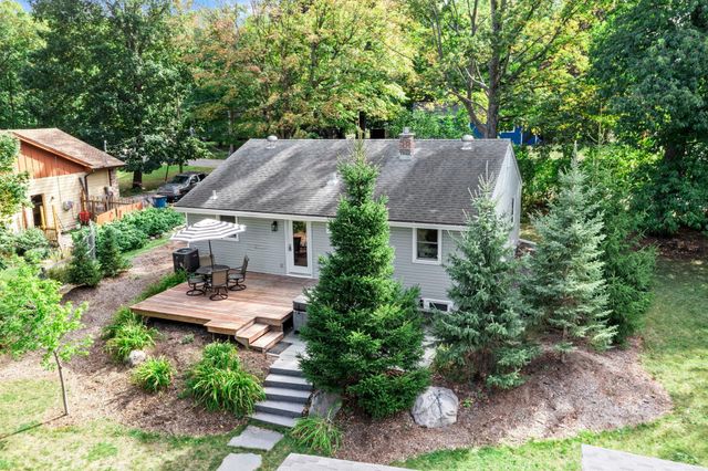 10 Woodlawn Avenue, Excelsior, MN 55331