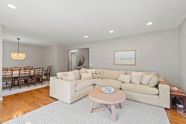 10 Woodlawn Avenue, Excelsior, MN 55331