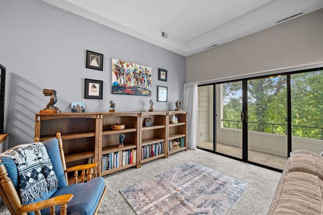 4902 University Avenue 325, Des Moines, IA 50311