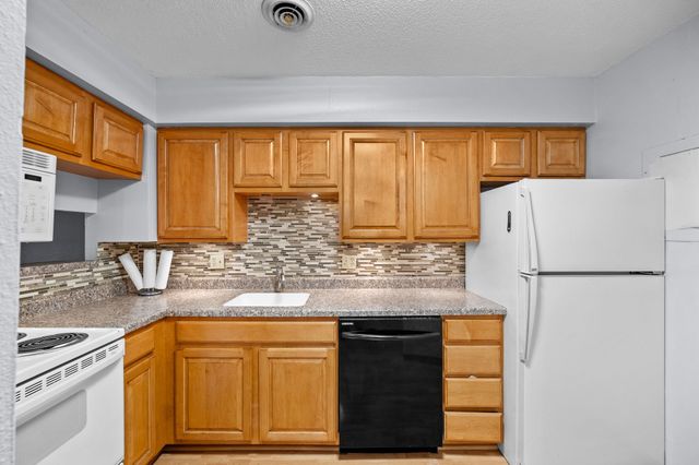 4902 University Avenue 325, Des Moines, IA 50311