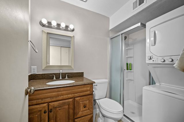 4902 University Avenue 325, Des Moines, IA 50311
