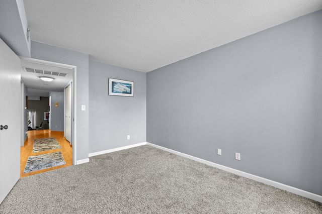 4902 University Avenue 325, Des Moines, IA 50311