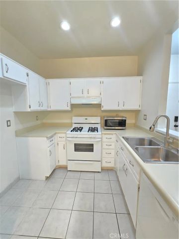 7115 Woodlake B, West Hills, CA 91307