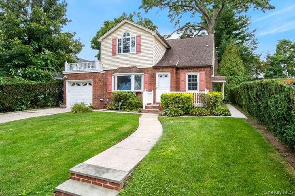 48 Maple Drive, New Hyde Park, NY 11040 — photo 2
