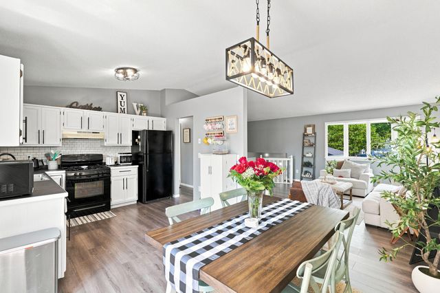 2682 Guthrie Avenue N, Oakdale, MN 55128