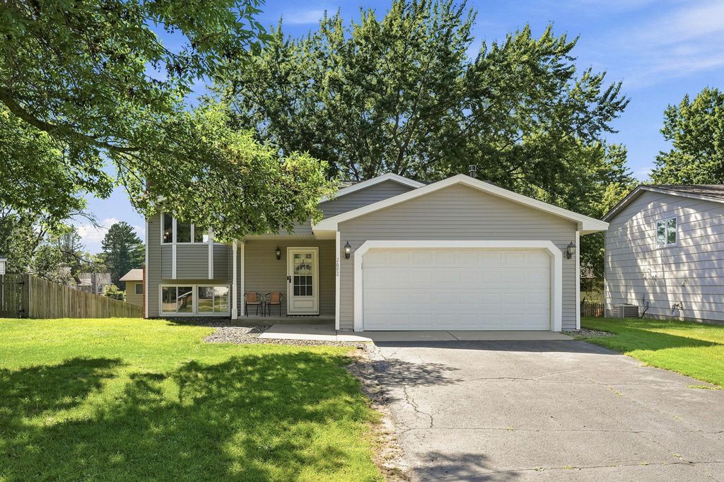 2682 Guthrie Avenue N, Oakdale, MN 55128